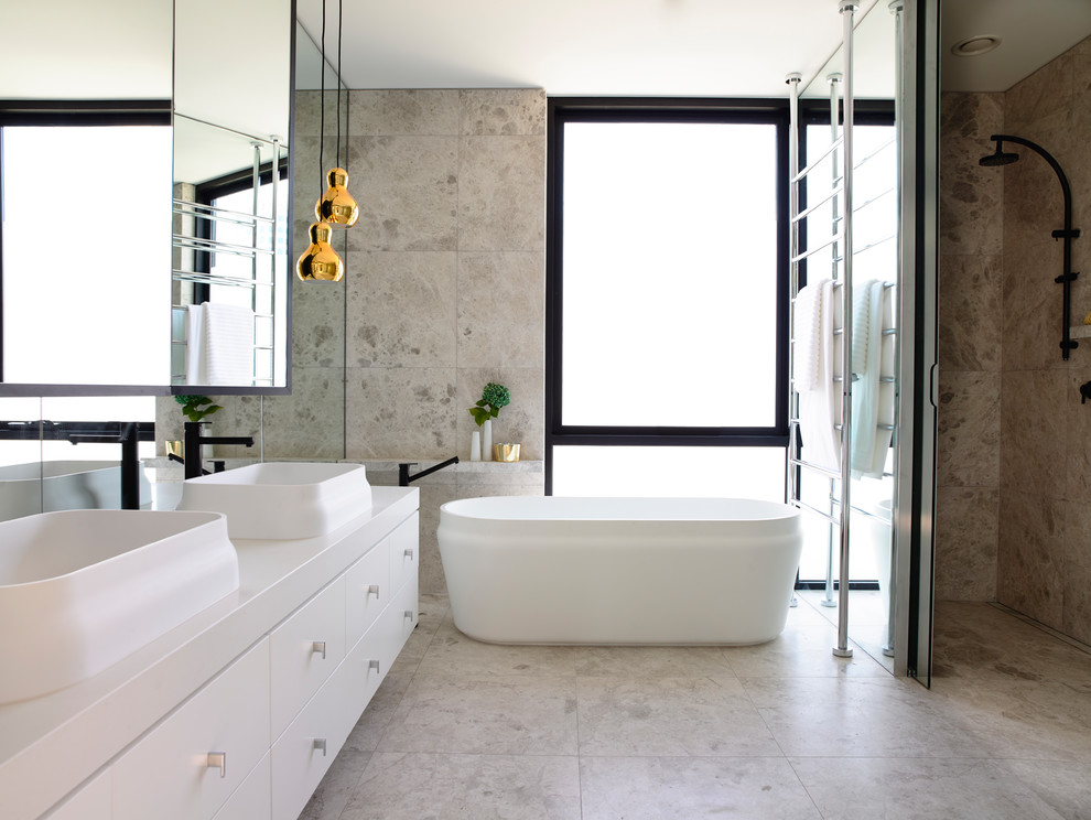 Diseño de cuarto de baño rectangular actual con bañera exenta y lavabo sobreencimera