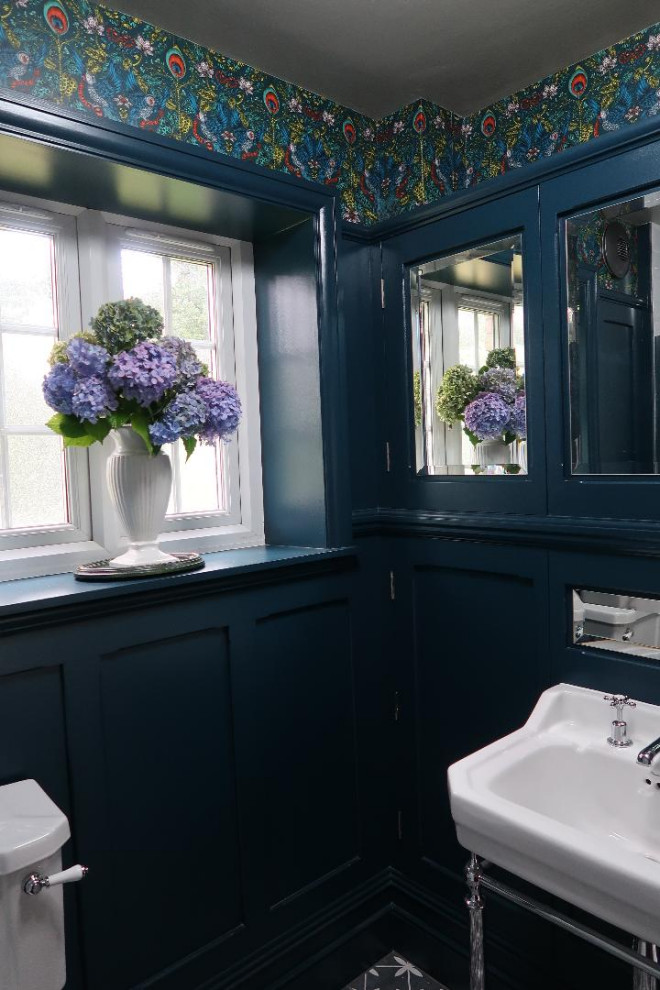 На фото: ванная комната среднего размера в классическом стиле с фасадами в стиле шейкер, синими фасадами, открытым душем, керамической плиткой, душевой кабиной, тумбой под одну раковину, напольной тумбой, раздельным унитазом, белой плиткой, синими стенами, полом из керамогранита, подвесной раковиной, серым полом, открытым душем, акцентной стеной и панелями на части стены с