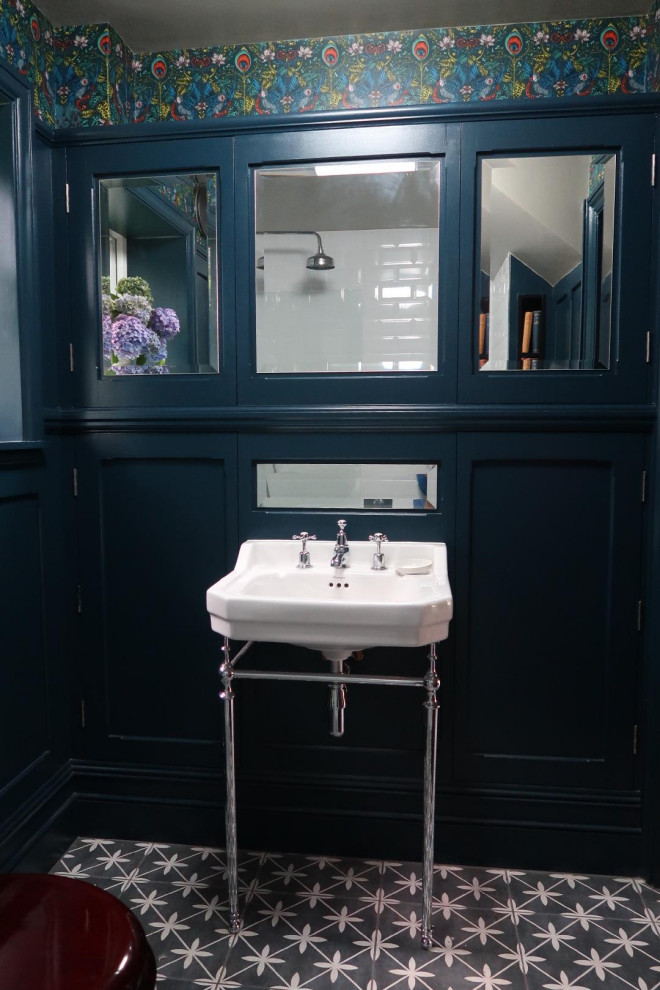 Источник вдохновения для домашнего уюта: ванная комната среднего размера в классическом стиле с фасадами в стиле шейкер, синими фасадами, открытым душем, керамической плиткой, душевой кабиной, тумбой под одну раковину, напольной тумбой, раздельным унитазом, белой плиткой, синими стенами, полом из керамогранита, подвесной раковиной, серым полом, открытым душем, акцентной стеной и панелями на части стены
