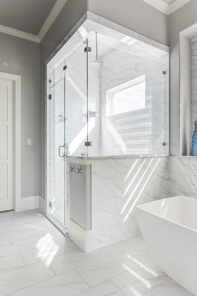 Пример оригинального дизайна: большая главная ванная комната в стиле неоклассика (современная классика) с фасадами с выступающей филенкой, бирюзовыми фасадами, отдельно стоящей ванной, угловым душем, раздельным унитазом, серой плиткой, мраморной плиткой, серыми стенами, мраморным полом, врезной раковиной, мраморной столешницей, серым полом и душем с распашными дверями