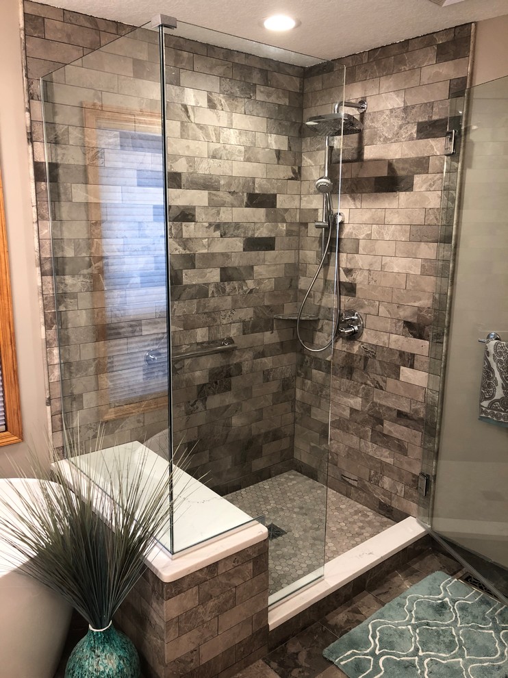 Idéer för ett klassiskt en-suite badrum, med luckor med profilerade fronter, vita skåp, ett fristående badkar, en hörndusch, grå kakel, stenkakel, grå väggar, skiffergolv, bänkskiva i kvarts, grått golv och dusch med gångjärnsdörr