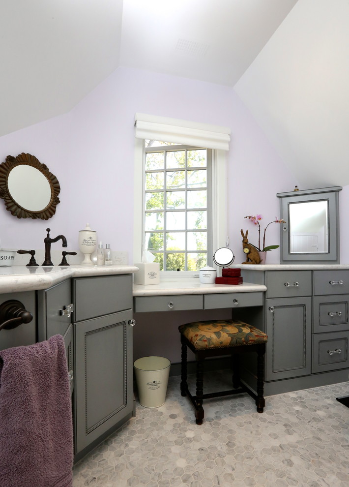 На фото: ванная комната в классическом стиле с фасадами с утопленной филенкой, серыми фасадами, серой плиткой и фиолетовыми стенами с