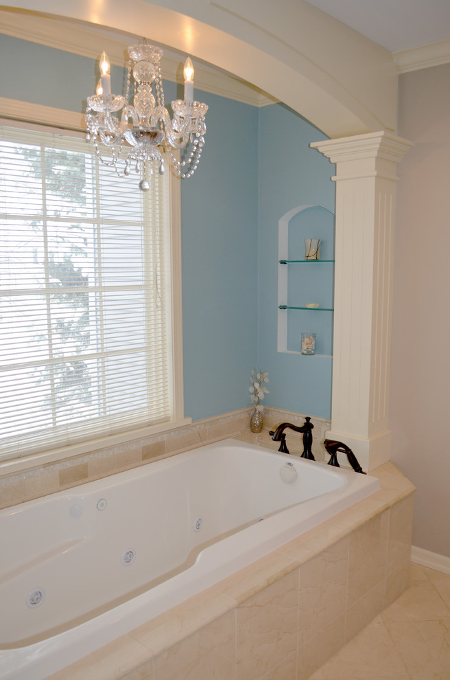 Idéer för att renovera ett mellanstort vintage en-suite badrum, med ett undermonterad handfat, möbel-liknande, skåp i mörkt trä, granitbänkskiva, ett platsbyggt badkar, en hörndusch, en toalettstol med hel cisternkåpa, beige kakel, stenhäll, blå väggar och marmorgolv
