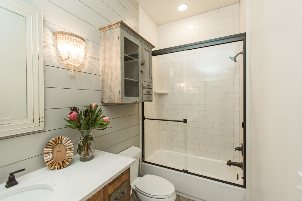Exemple d'une salle d'eau nature en bois vieilli avec un placard en trompe-l'oeil, une baignoire en alcôve, un combiné douche/baignoire, WC séparés, un carrelage blanc, des carreaux de porcelaine, un mur gris, un sol en carrelage de céramique, un lavabo encastré, un plan de toilette en quartz modifié, un sol multicolore et une cabine de douche à porte coulissante.