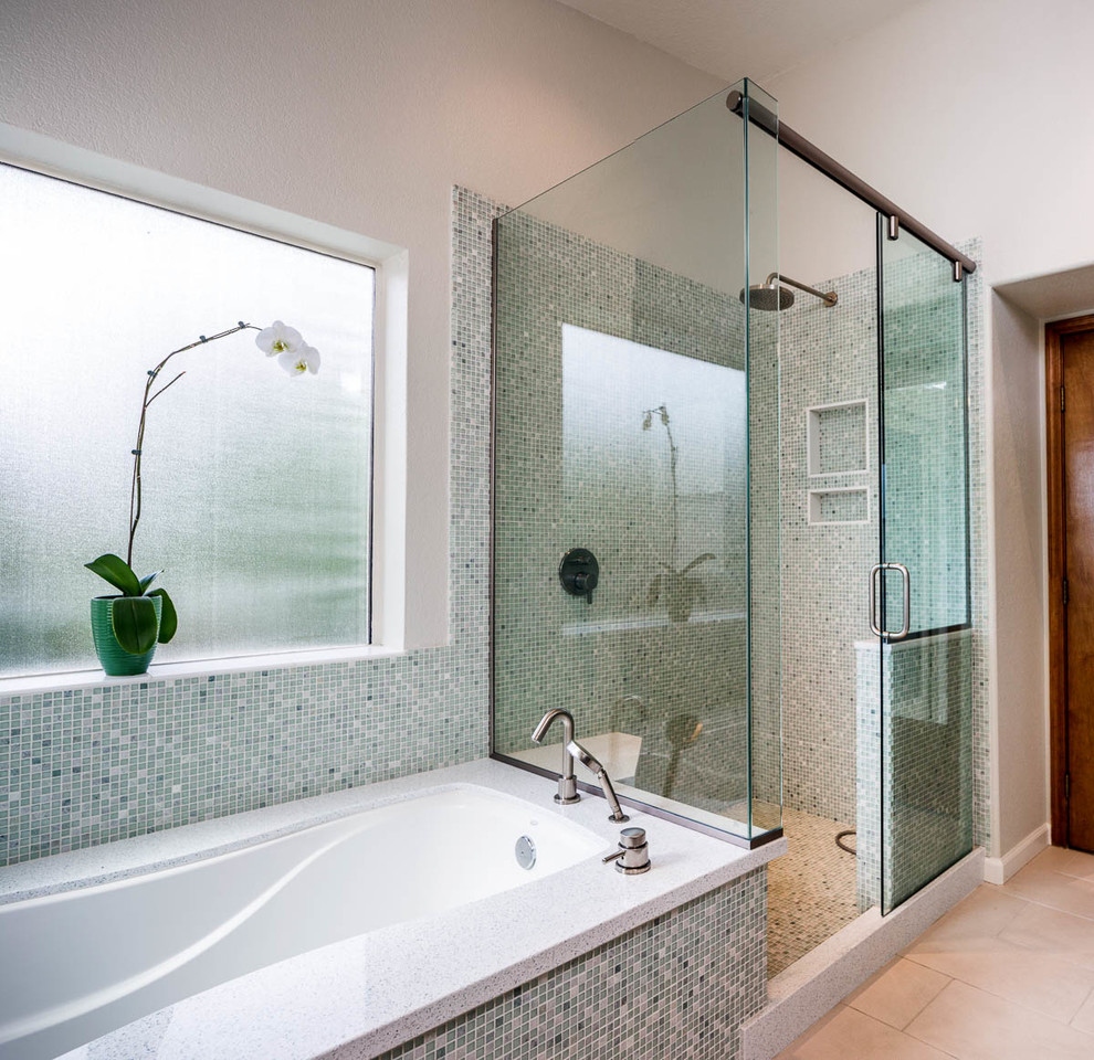 Идея дизайна: главная ванная комната среднего размера в стиле модернизм с фасадами в стиле шейкер, светлыми деревянными фасадами, полновстраиваемой ванной, унитазом-моноблоком, зеленой плиткой, синей плиткой, белой плиткой, плиткой мозаикой, бежевыми стенами, полом из керамогранита, врезной раковиной, столешницей из искусственного кварца, душем в нише, бежевым полом и душем с распашными дверями