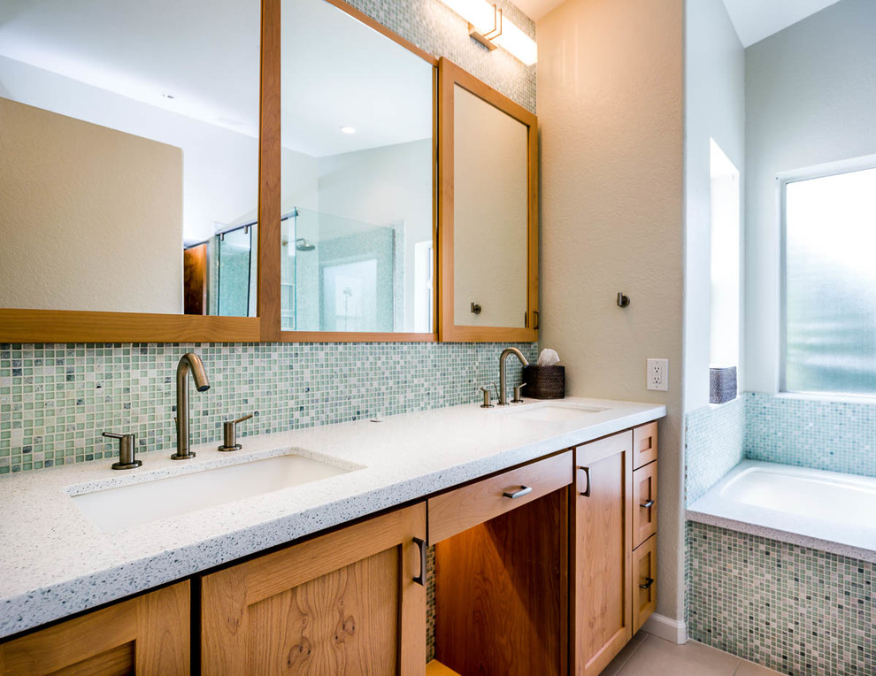 Aménagement d'une salle de bain principale moderne en bois clair de taille moyenne avec un placard à porte shaker, une baignoire encastrée, WC à poser, un carrelage vert, un carrelage bleu, un carrelage blanc, mosaïque, un mur beige, un sol en carrelage de porcelaine, un lavabo encastré, un plan de toilette en quartz modifié et un sol beige.