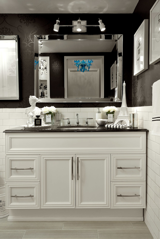 Exempel på ett litet klassiskt en-suite badrum, med luckor med upphöjd panel, vita skåp, en dubbeldusch, en toalettstol med hel cisternkåpa, vit kakel, porslinskakel, svarta väggar, klinkergolv i porslin, ett undermonterad handfat och bänkskiva i kvartsit