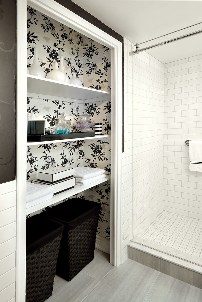 Cette photo montre une petite salle de bain principale chic avec un placard avec porte à panneau surélevé, des portes de placard blanches, une douche double, WC à poser, un carrelage blanc, des carreaux de porcelaine, un mur noir, un sol en carrelage de porcelaine, un lavabo encastré et un plan de toilette en quartz.