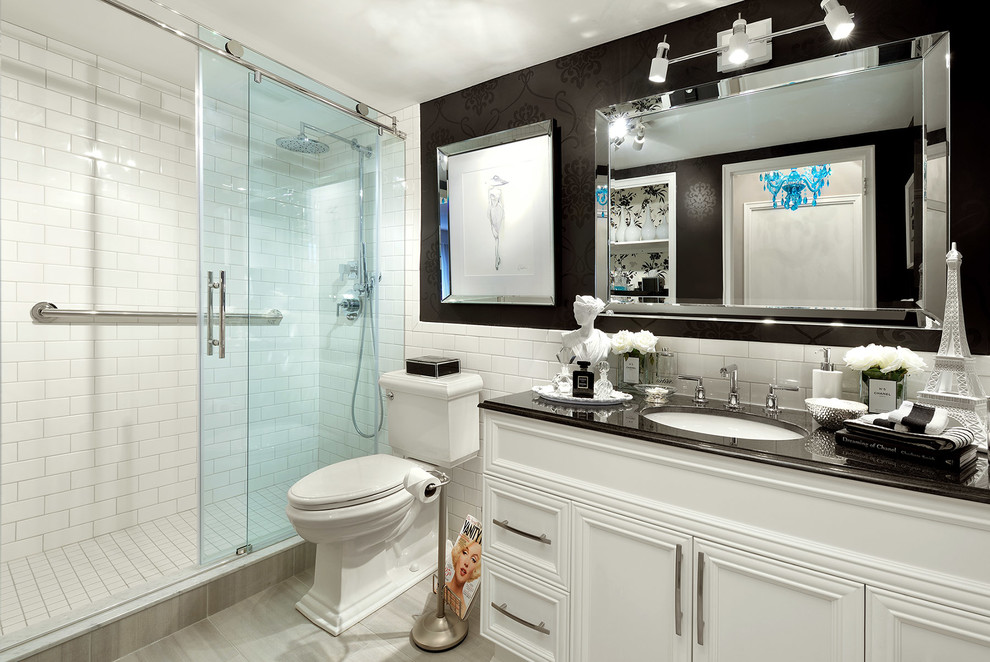 Idéer för ett litet klassiskt en-suite badrum, med luckor med upphöjd panel, vita skåp, en dubbeldusch, vit kakel, porslinskakel, ett undermonterad handfat, bänkskiva i kvartsit, en toalettstol med hel cisternkåpa, svarta väggar och klinkergolv i porslin