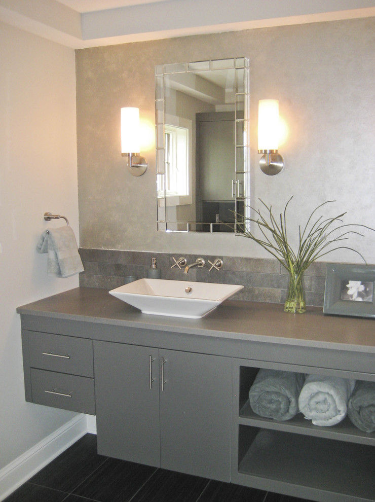 Esempio di una stanza da bagno design con lavabo a bacinella e ante grigie
