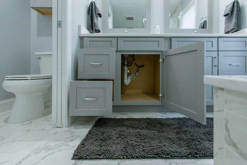 Idéer för att renovera ett mellanstort funkis vit vitt en-suite badrum, med grå skåp, en toalettstol med hel cisternkåpa, grå kakel, grå väggar, klinkergolv i keramik, bänkskiva i kvartsit och vitt golv