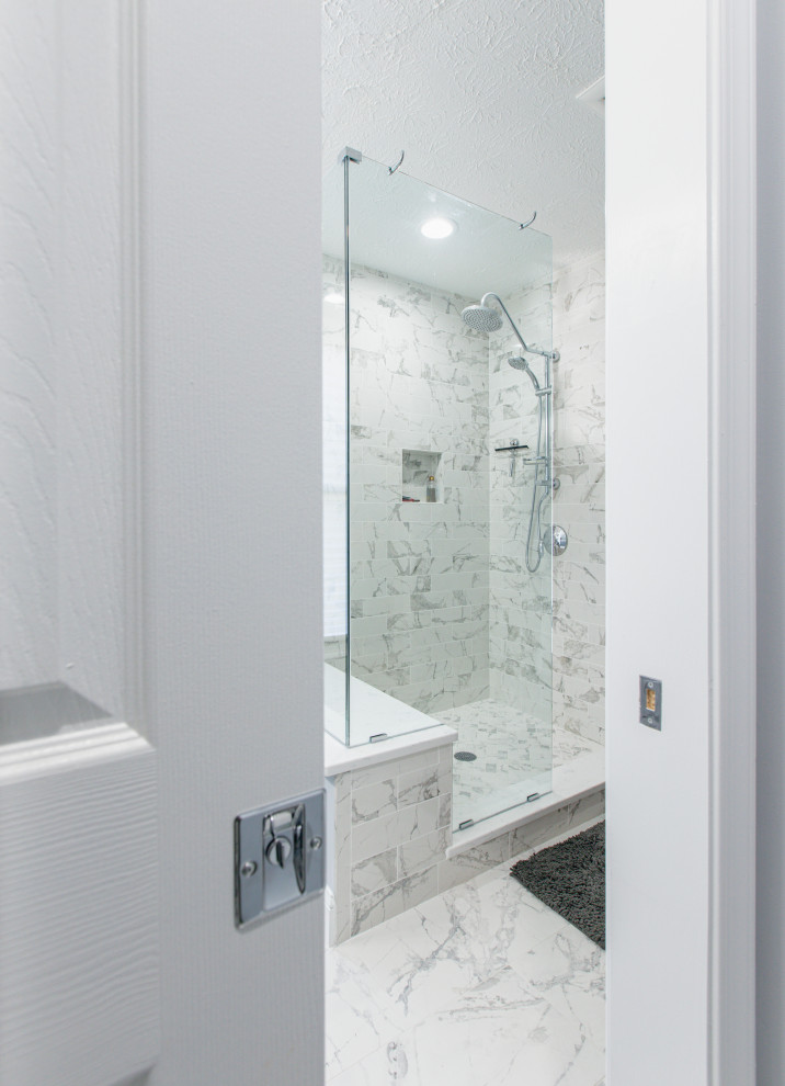 Inspiration för mellanstora moderna vitt en-suite badrum, med grå skåp, en toalettstol med hel cisternkåpa, grå kakel, grå väggar, klinkergolv i keramik, bänkskiva i kvartsit och vitt golv