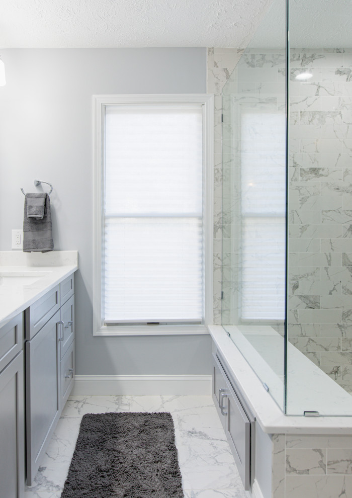 Foto på ett mellanstort funkis vit en-suite badrum, med grå skåp, en toalettstol med hel cisternkåpa, grå kakel, grå väggar, klinkergolv i keramik, bänkskiva i kvartsit och vitt golv