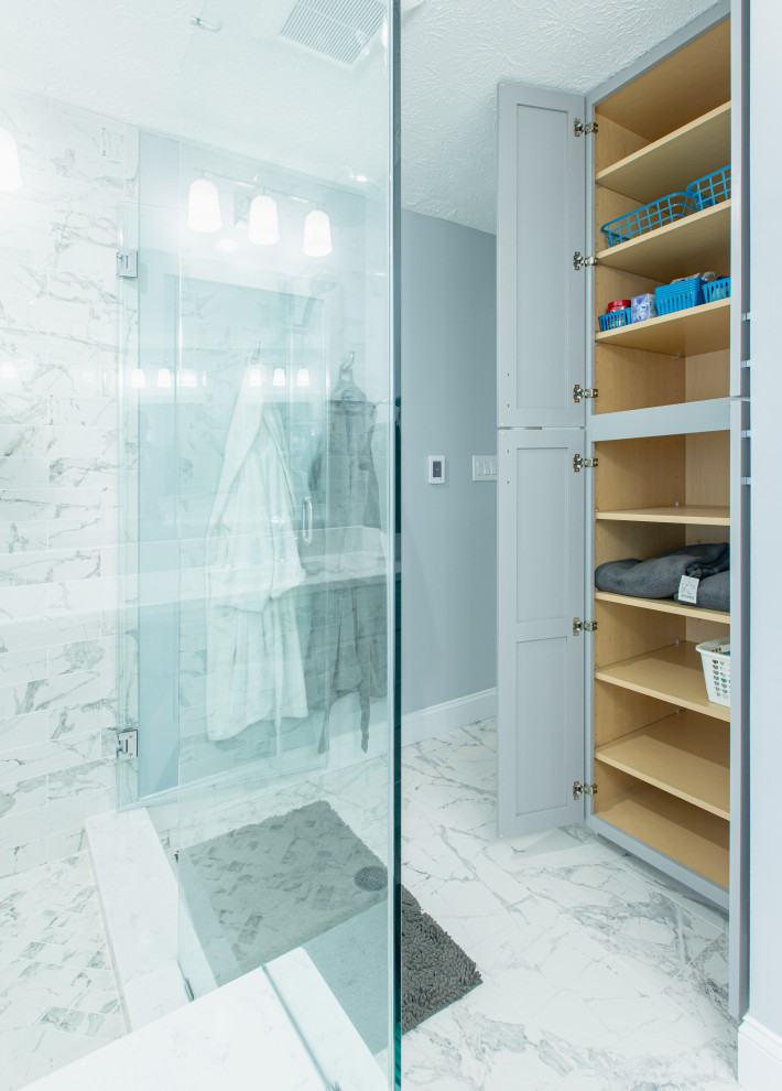 Immagine di una stanza da bagno padronale moderna di medie dimensioni con ante grigie, WC monopezzo, piastrelle grigie, pareti grigie, pavimento con piastrelle in ceramica, top in quarzite, pavimento bianco e top bianco