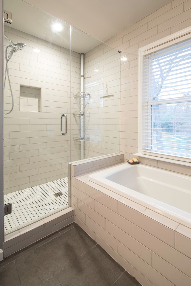 Idéer för mellanstora lantliga en-suite badrum, med skåp i shakerstil, grå skåp, ett platsbyggt badkar, en hörndusch, vit kakel, tunnelbanekakel, klinkergolv i porslin, ett nedsänkt handfat, bänkskiva i kvarts, grått golv och dusch med gångjärnsdörr