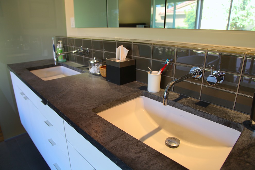Foto di una stanza da bagno padronale minimal di medie dimensioni con ante bianche e piastrelle grigie
