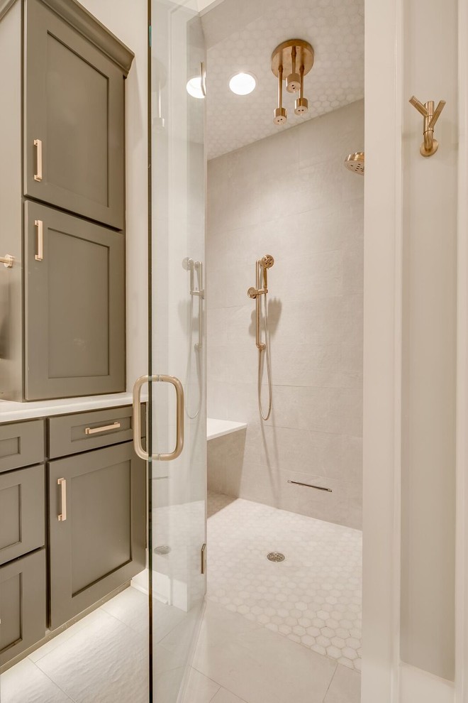 Inredning av ett klassiskt mycket stort en-suite badrum, med skåp i shakerstil, grå skåp, ett fristående badkar, en kantlös dusch, en toalettstol med separat cisternkåpa, grå kakel, cementkakel, grå väggar, marmorgolv, ett undermonterad handfat, marmorbänkskiva, grått golv och dusch med gångjärnsdörr
