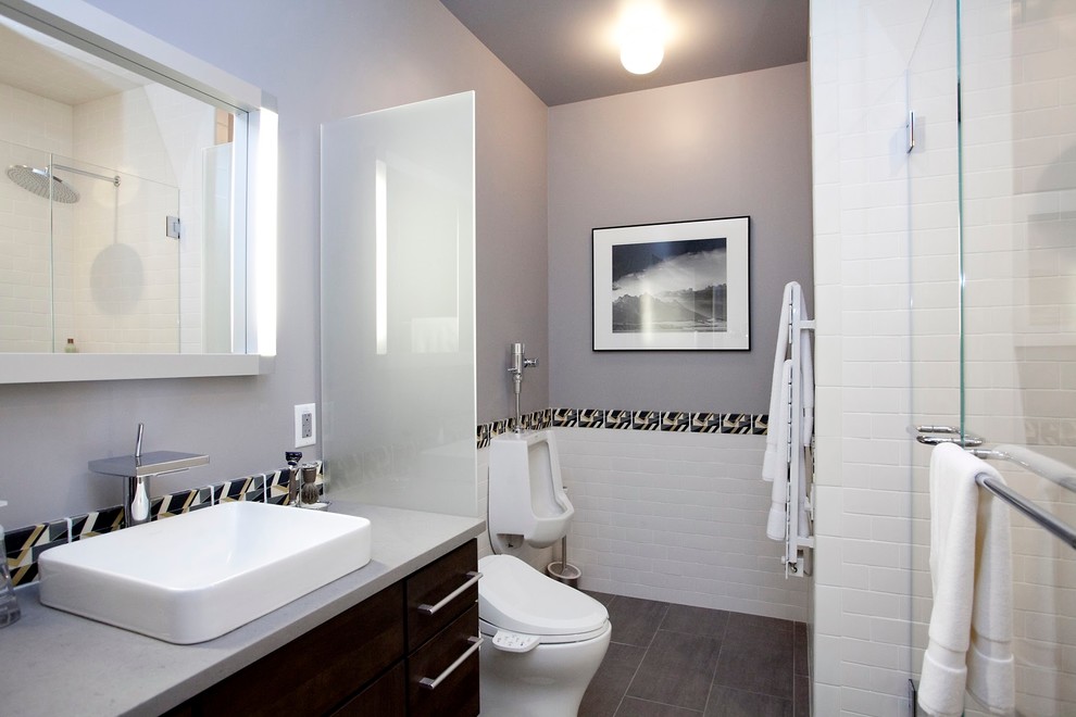 Modern inredning av ett stort en-suite badrum, med släta luckor, skåp i mörkt trä, en dusch i en alkov, ett urinoar, flerfärgad kakel, keramikplattor, blå väggar, klinkergolv i keramik, ett nedsänkt handfat, bänkskiva i betong, grått golv och dusch med gångjärnsdörr