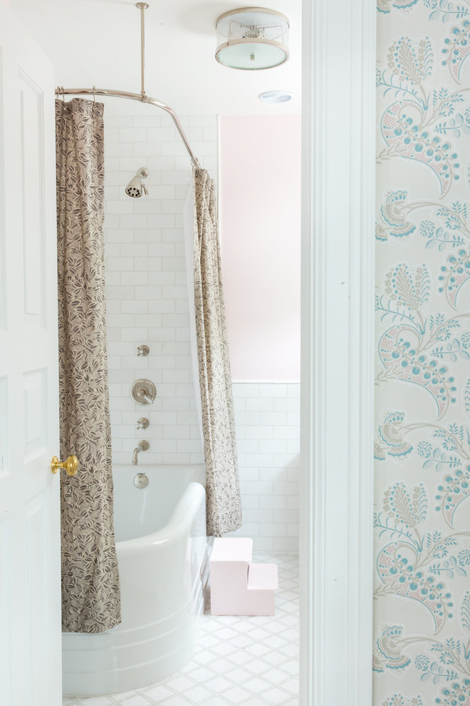 Réalisation d'une petite salle de bain tradition pour enfant avec un sol en marbre, un sol blanc, une baignoire d'angle, un combiné douche/baignoire, un carrelage blanc, un carrelage métro, un mur rose et une cabine de douche avec un rideau.