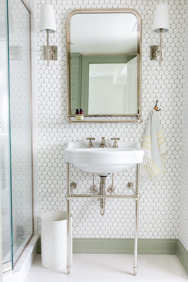 Пример оригинального дизайна: маленькая ванная комната в стиле неоклассика (современная классика) с угловым душем, белым полом, душем с распашными дверями, белой плиткой, керамической плиткой, душевой кабиной и консольной раковиной для на участке и в саду