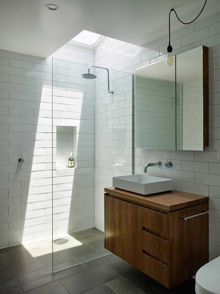 Mittelgroßes Modernes Badezimmer En Suite mit weißen Fliesen und Waschtisch aus Holz in Cairns