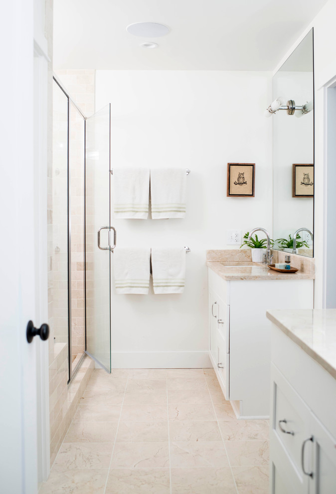 ローリーにあるトランジショナルスタイルのおしゃれな浴室 (アルコーブ型シャワー、白い壁) の写真