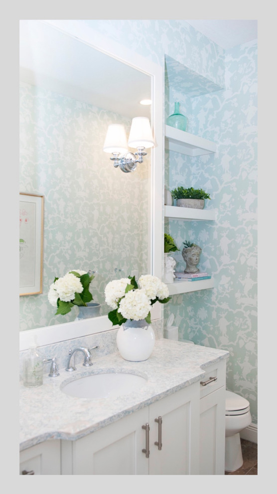 Ejemplo de cuarto de baño único y a medida tradicional renovado de tamaño medio con armarios estilo shaker, puertas de armario blancas, encimera de cuarzo compacto y papel pintado