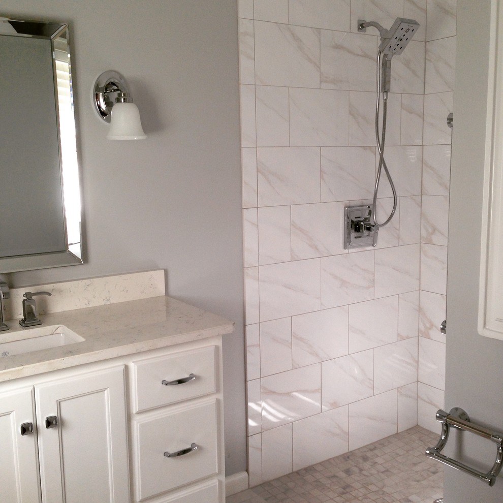 Idéer för små vintage vitt en-suite badrum, med ett undermonterad handfat, luckor med infälld panel, vita skåp, bänkskiva i kvarts, en kantlös dusch, vit kakel, porslinskakel, grå väggar, klinkergolv i porslin, vitt golv och med dusch som är öppen