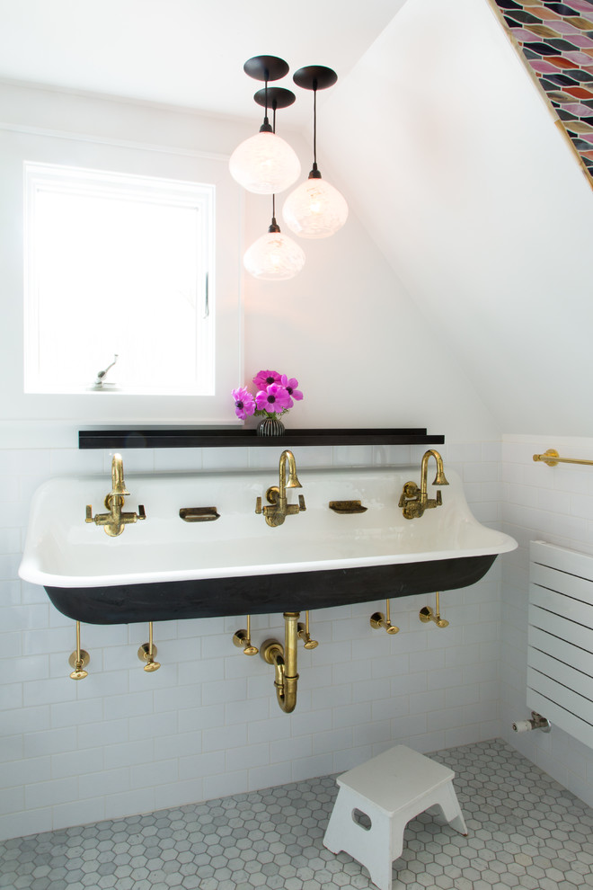 Inspiration pour une salle de bain victorienne en bois brun de taille moyenne avec un placard à porte plane, une grande vasque, un sol blanc, un carrelage blanc, un carrelage métro, un mur blanc et un sol en marbre.