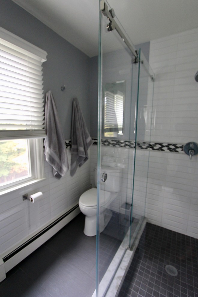 Стильный дизайн: маленькая главная ванная комната в стиле фьюжн с фасадами в стиле шейкер, серыми фасадами, душем в нише, раздельным унитазом, черно-белой плиткой, плиткой кабанчик, серыми стенами, полом из цементной плитки, врезной раковиной, мраморной столешницей, серым полом и душем с раздвижными дверями для на участке и в саду - последний тренд
