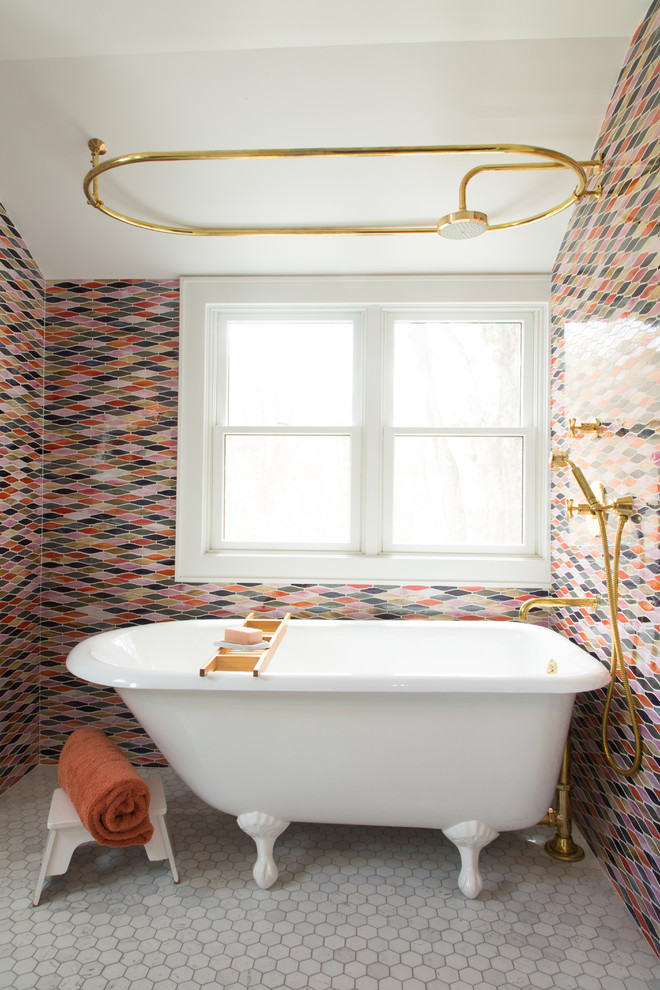 Réalisation d'une salle de bain vintage de taille moyenne pour enfant avec une baignoire sur pieds, un combiné douche/baignoire, WC à poser, un carrelage multicolore, mosaïque, un mur blanc et un sol en marbre.