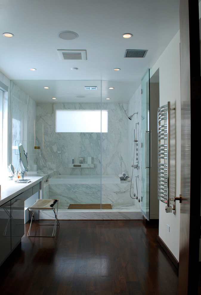 Идея дизайна: огромная ванная комната в современном стиле с мраморной столешницей, душем над ванной, белой плиткой и темным паркетным полом