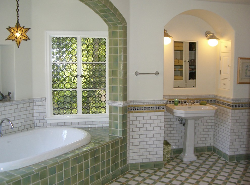 Источник вдохновения для домашнего уюта: большая главная ванная комната в классическом стиле с накладной ванной, зеленой плиткой, белой плиткой, керамогранитной плиткой, белыми стенами, полом из керамогранита и раковиной с пьедесталом