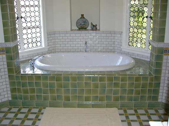 Inspiration för stora klassiska en-suite badrum, med ett platsbyggt badkar, grön kakel, vit kakel, porslinskakel, vita väggar, klinkergolv i porslin och ett piedestal handfat