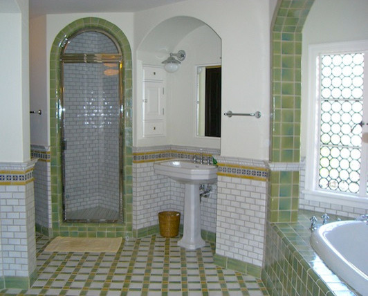 Großes Klassisches Badezimmer En Suite mit Einbaubadewanne, grünen Fliesen, weißen Fliesen, Porzellanfliesen, weißer Wandfarbe, Porzellan-Bodenfliesen und Sockelwaschbecken in Los Angeles