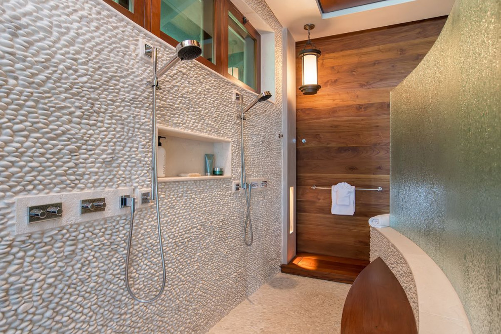 Diseño de cuarto de baño principal tropical con ducha doble, baldosas y/o azulejos blancos, suelo de baldosas tipo guijarro, suelo de baldosas tipo guijarro, suelo beige y ventanas