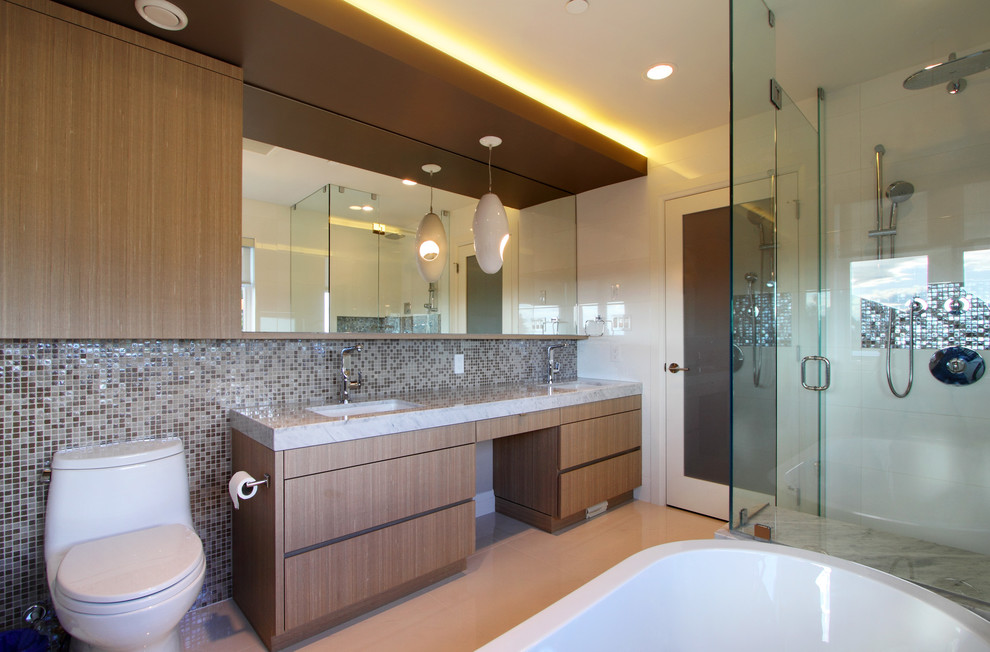 Exemple d'une douche en alcôve moderne en bois brun avec un lavabo encastré, un placard à porte plane, un plan de toilette en marbre, WC à poser, un carrelage multicolore et un sol en carrelage de céramique.