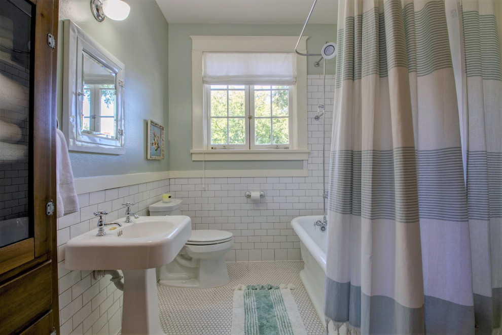 Diseño de cuarto de baño único clásico con bañera exenta, combinación de ducha y bañera, baldosas y/o azulejos blancos, baldosas y/o azulejos de cerámica, lavabo con pedestal, suelo blanco, ducha con cortina, paredes verdes y suelo con mosaicos de baldosas