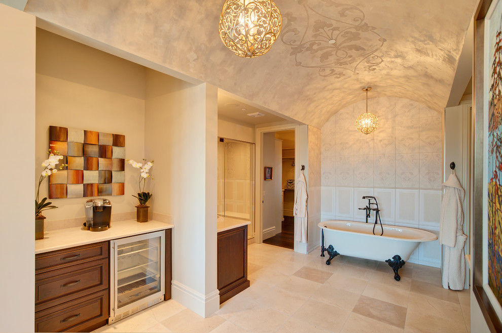 На фото: ванная комната в классическом стиле с фасадами с утопленной филенкой, фасадами цвета дерева среднего тона, столешницей из кварцита, ванной на ножках, душем в нише, бежевой плиткой и керамогранитной плиткой с