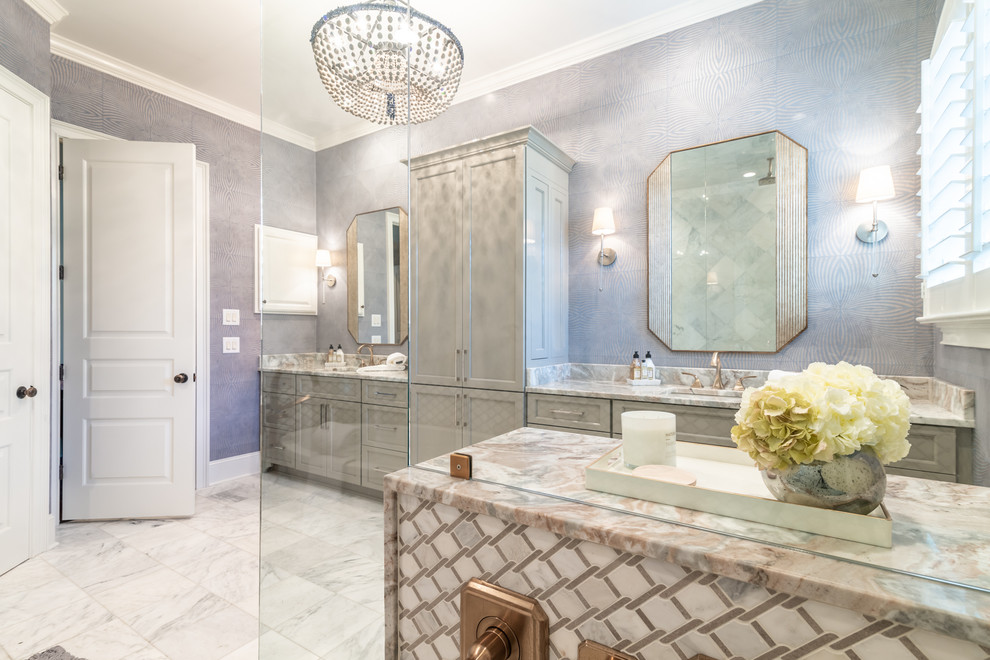 Inspiration för ett stort vintage brun brunt en-suite badrum, med luckor med infälld panel, grå skåp, en dusch i en alkov, blå kakel, keramikplattor, blå väggar, marmorgolv, ett undermonterad handfat, marmorbänkskiva, vitt golv och med dusch som är öppen