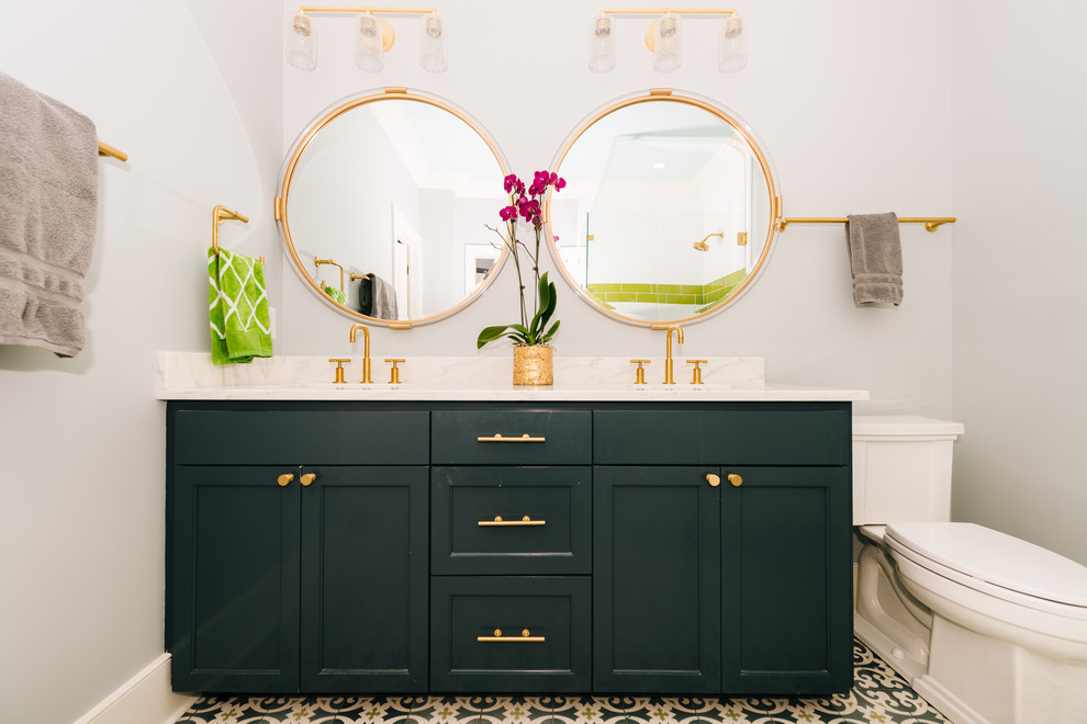 Inspiration för mellanstora klassiska vitt badrum med dusch, med luckor med infälld panel, gröna skåp, en toalettstol med separat cisternkåpa, grå väggar, cementgolv, ett undermonterad handfat, marmorbänkskiva och flerfärgat golv