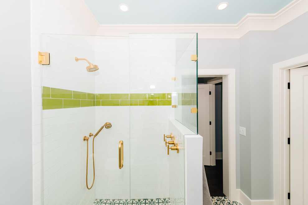 На фото: ванная комната среднего размера в стиле неоклассика (современная классика) с фасадами с утопленной филенкой, зелеными фасадами, раздельным унитазом, серыми стенами, полом из цементной плитки, душевой кабиной, врезной раковиной, мраморной столешницей, разноцветным полом и белой столешницей