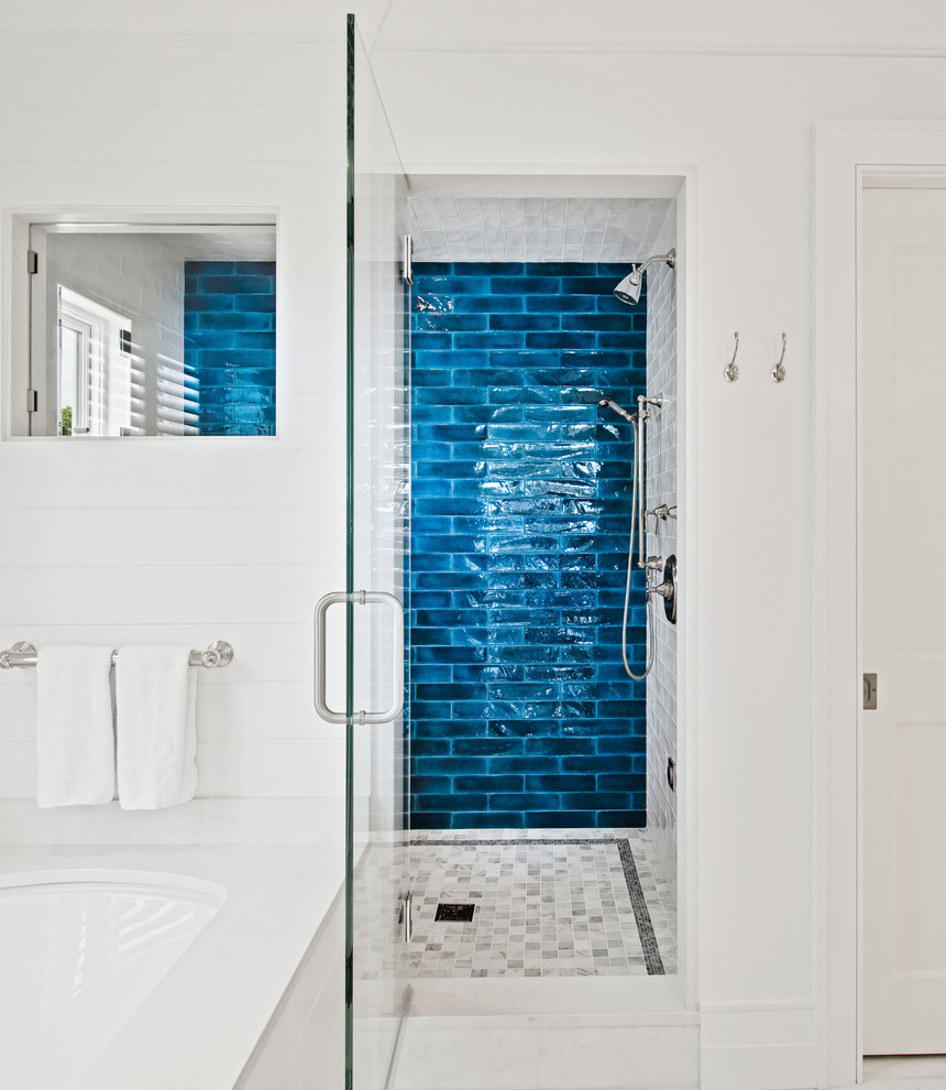 Exempel på ett mellanstort maritimt vit vitt en-suite badrum, med skåp i shakerstil, vita skåp, ett undermonterat badkar, en dusch i en alkov, blå kakel, keramikplattor, vita väggar, mosaikgolv, bänkskiva i kvarts, vitt golv och dusch med gångjärnsdörr