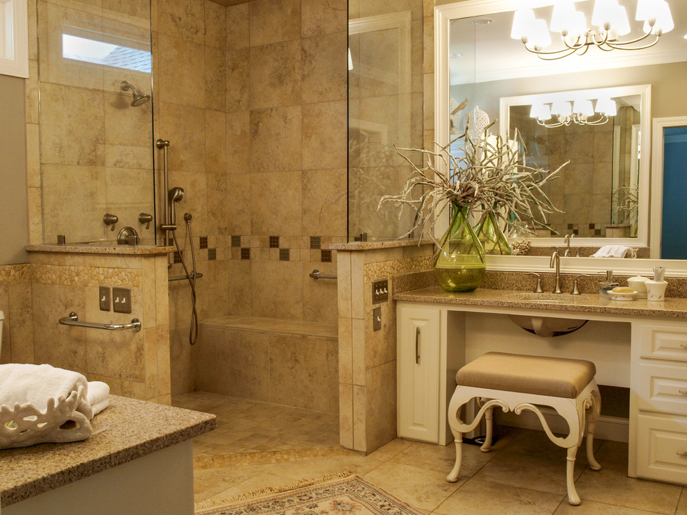 Ejemplo de cuarto de baño principal grande con puertas de armario blancas, baldosas y/o azulejos beige, baldosas y/o azulejos de piedra, paredes azules y encimera de mármol