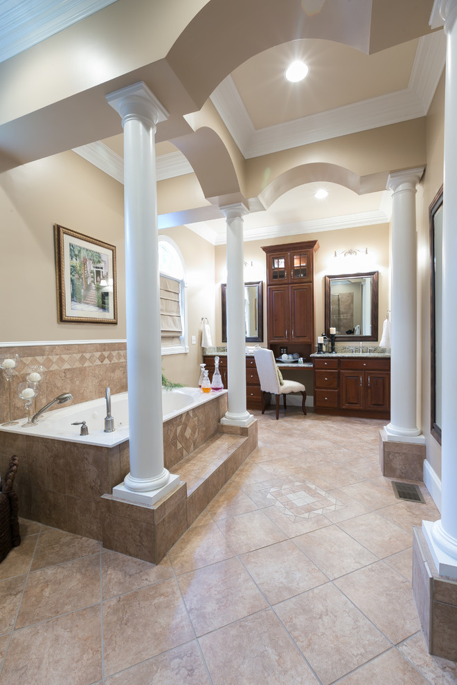 Esempio di una grande stanza da bagno padronale con ante in legno bruno, piastrelle beige, pareti beige e pavimento con piastrelle in ceramica