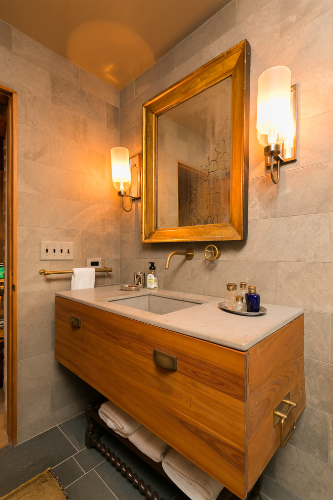 Mittelgroßes Badezimmer mit verzierten Schränken, hellbraunen Holzschränken und grauen Fliesen in Charleston