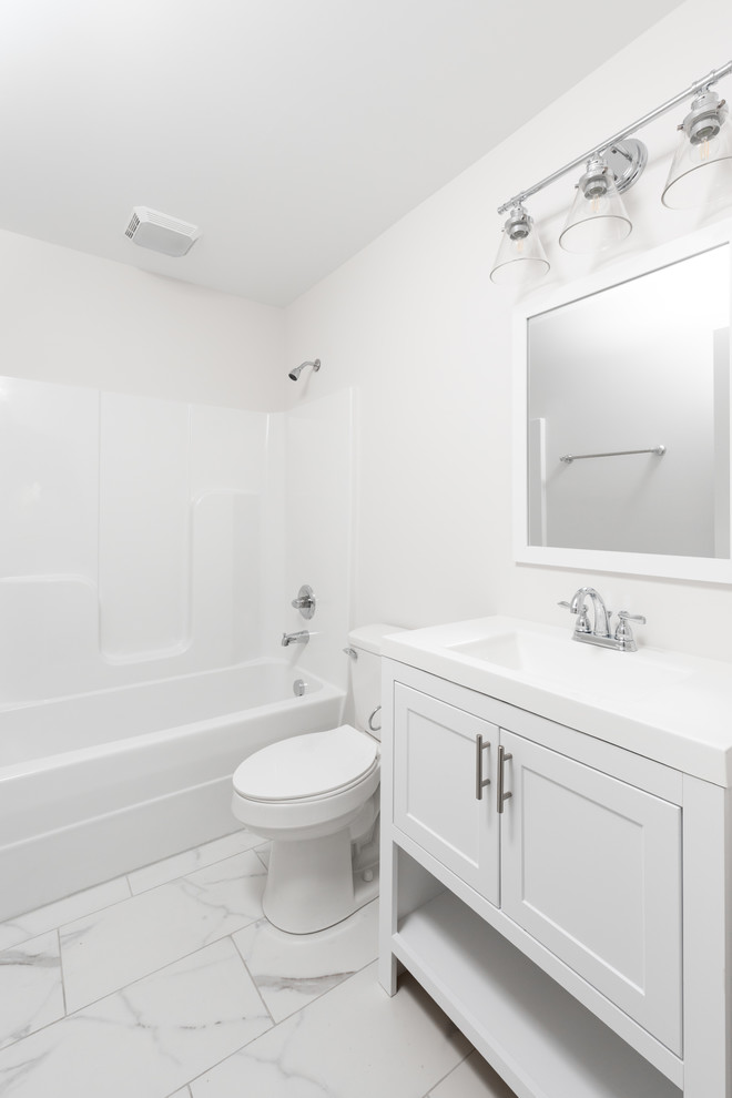 Idéer för ett litet modernt svart en-suite badrum, med skåp i shakerstil, grå skåp, en dusch/badkar-kombination, en toalettstol med separat cisternkåpa, grå väggar, klinkergolv i porslin, ett undermonterad handfat, bänkskiva i akrylsten och vitt golv