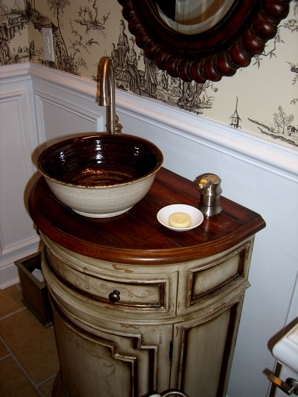 Kleines Mid-Century Badezimmer mit Aufsatzwaschbecken in Charleston