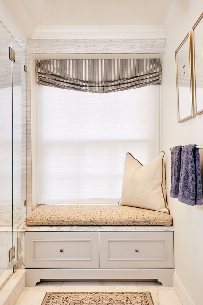 Klassisk inredning av ett mellanstort en-suite badrum, med ett undermonterad handfat, möbel-liknande, skåp i mellenmörkt trä, marmorbänkskiva, en dusch i en alkov, vit kakel, mosaik, vita väggar och marmorgolv