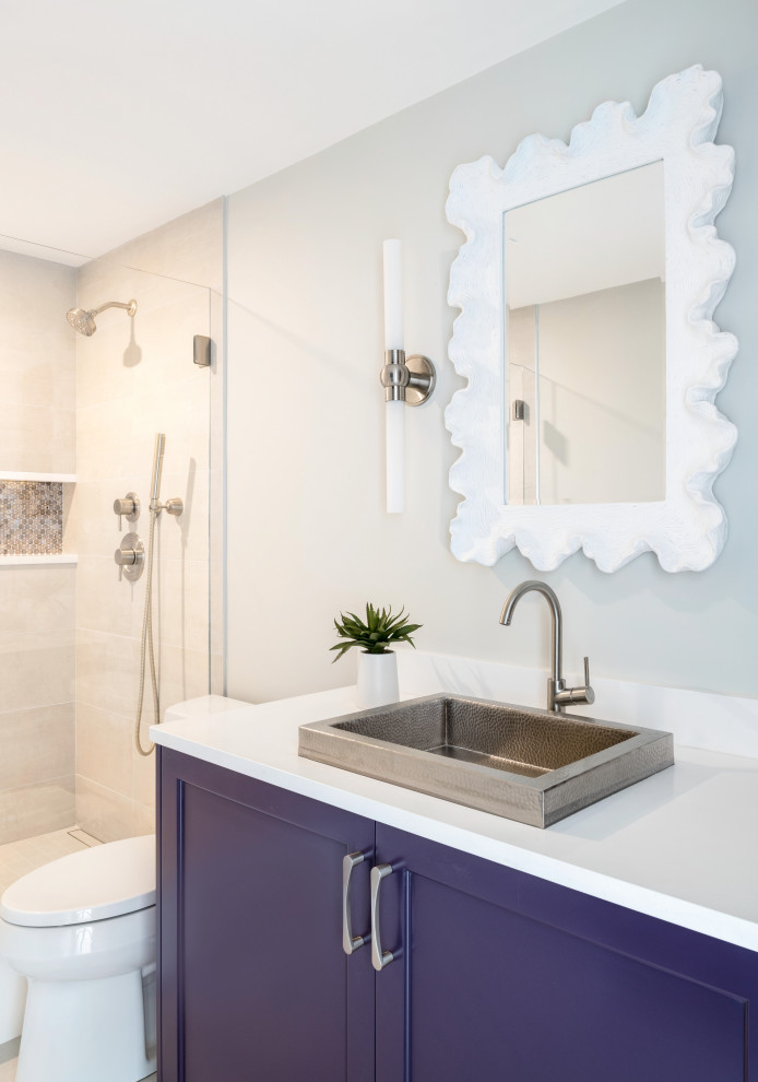 Aménagement d'une salle de bain contemporaine avec un placard à porte shaker, des portes de placard violettes, un mur gris, un lavabo posé et un plan de toilette blanc.